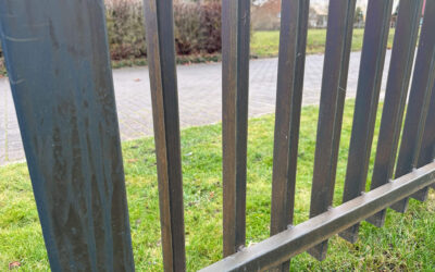 Metallzaun pflegen: So bleibt Ihr Zaun sauber, rostfrei und langlebig