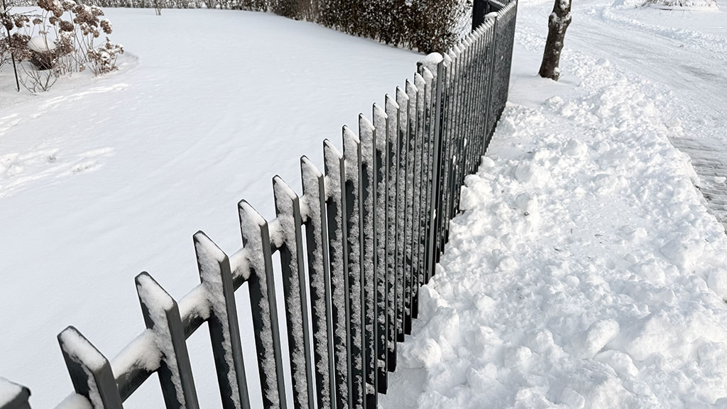 Schnee am Zaun